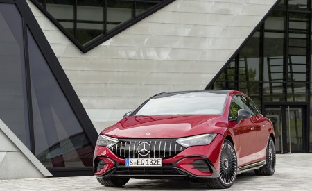 2023 Mercedes-AMG EQE 43 4MATIC (Color: MANUFAKTUR hyacinth red) Front Three-Quarter Wallpapers 450x275 (19)