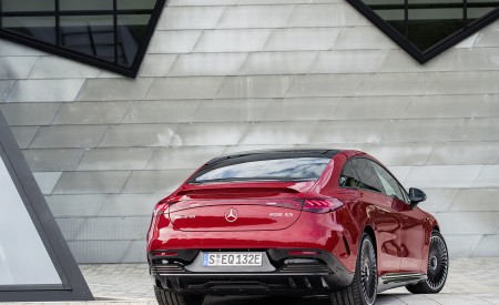 2023 Mercedes-AMG EQE 43 4MATIC (Color: MANUFAKTUR hyacinth red) Rear Three-Quarter Wallpapers 450x275 (21)