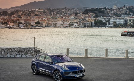 2023 Porsche Macan T (Color: Gentian Blue Metallic) Front Three-Quarter Wallpapers 450x275 (184)