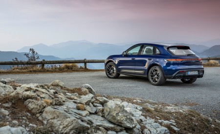 2023 Porsche Macan T (Color: Gentian Blue Metallic) Rear Three-Quarter Wallpapers 450x275 (193)