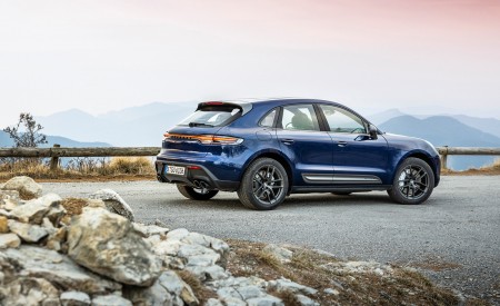 2023 Porsche Macan T (Color: Gentian Blue Metallic) Rear Three-Quarter Wallpapers 450x275 (194)