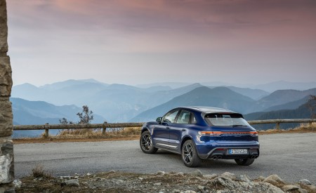 2023 Porsche Macan T (Color: Gentian Blue Metallic) Rear Three-Quarter Wallpapers 450x275 (195)