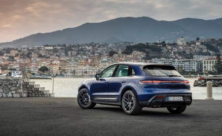 2023 Porsche Macan T (Color: Gentian Blue Metallic) Rear Three-Quarter Wallpapers 450x275 (187)