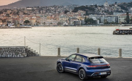 2023 Porsche Macan T (Color: Gentian Blue Metallic) Rear Three-Quarter Wallpapers 450x275 (185)