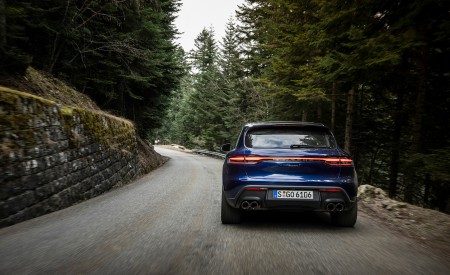 2023 Porsche Macan T (Color: Gentian Blue Metallic) Rear Wallpapers 450x275 (172)