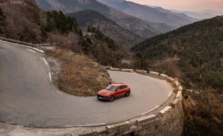 2023 Porsche Macan T (Color: Papaya Metallic) Front Three-Quarter Wallpapers 450x275 (112)