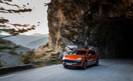 2023 Porsche Macan T (Color: Papaya Metallic) Front Wallpapers 450x275 (94)