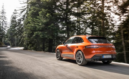 2023 Porsche Macan T (Color: Papaya Metallic) Rear Three-Quarter Wallpapers 450x275 (101)