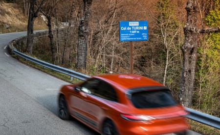 2023 Porsche Macan T (Color: Papaya Metallic) Rear Three-Quarter Wallpapers 450x275 (87)
