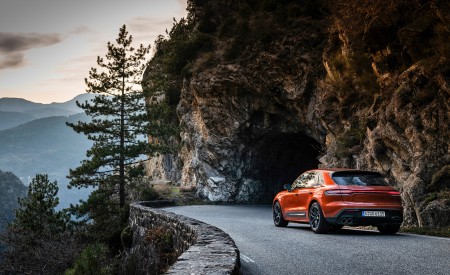 2023 Porsche Macan T (Color: Papaya Metallic) Rear Three-Quarter Wallpapers 450x275 (117)