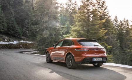 2023 Porsche Macan T (Color: Papaya Metallic) Rear Three-Quarter Wallpapers 450x275 (102)