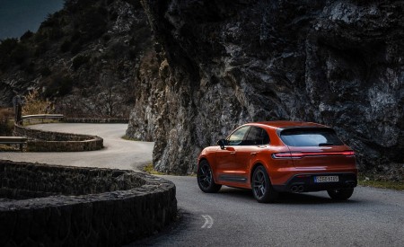 2023 Porsche Macan T (Color: Papaya Metallic) Rear Three-Quarter Wallpapers 450x275 (119)