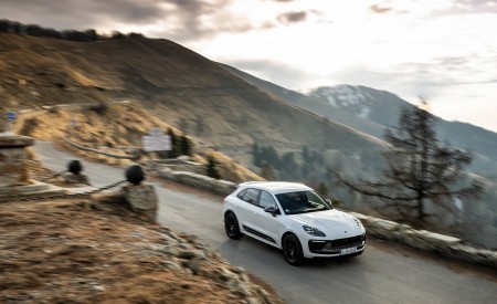 2023 Porsche Macan T (Color: Pure White) Front Three-Quarter Wallpapers 450x275 (35)