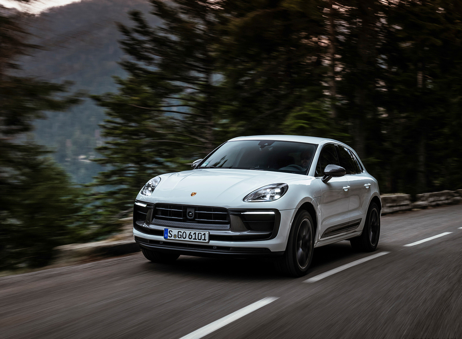 2023 Porsche Macan T (Color: Pure White) Front Three-Quarter Wallpapers (1)