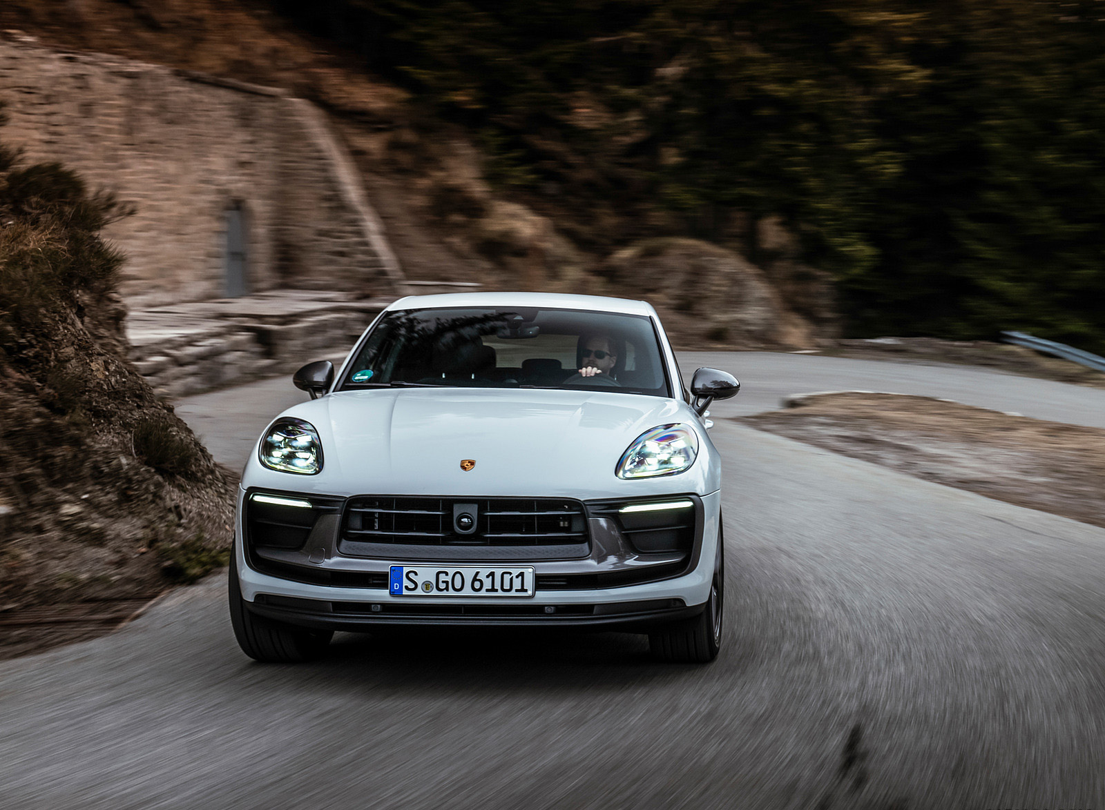 2023 Porsche Macan T (Color: Pure White) Front Wallpapers (13)