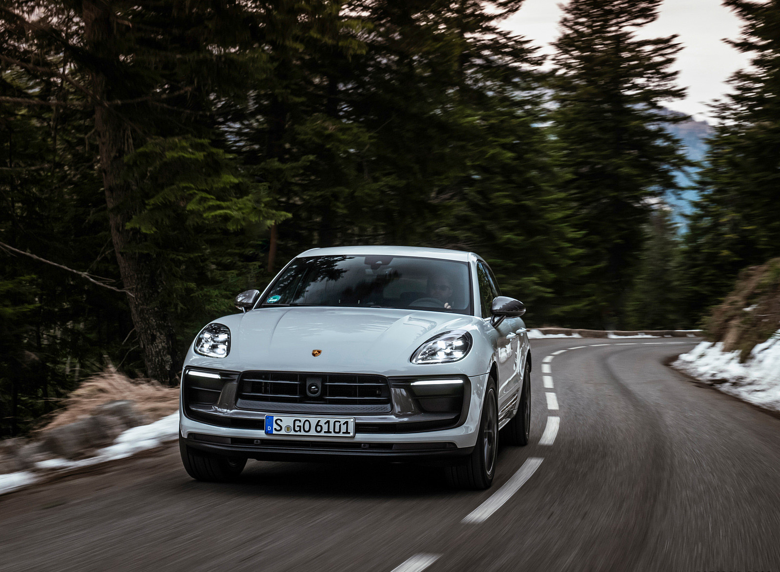 2023 Porsche Macan T (Color: Pure White) Front Wallpapers  (14)