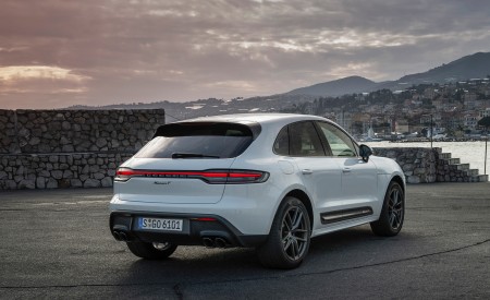 2023 Porsche Macan T (Color: Pure White) Rear Three-Quarter Wallpapers 450x275 (52)