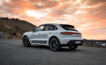 2023 Porsche Macan T (Color: Pure White) Rear Three-Quarter Wallpapers 450x275 (46)