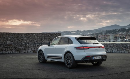2023 Porsche Macan T (Color: Pure White) Rear Three-Quarter Wallpapers 450x275 (53)