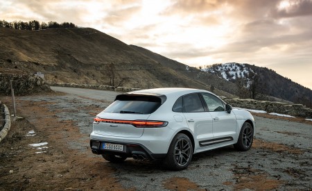 2023 Porsche Macan T (Color: Pure White) Rear Three-Quarter Wallpapers 450x275 (47)