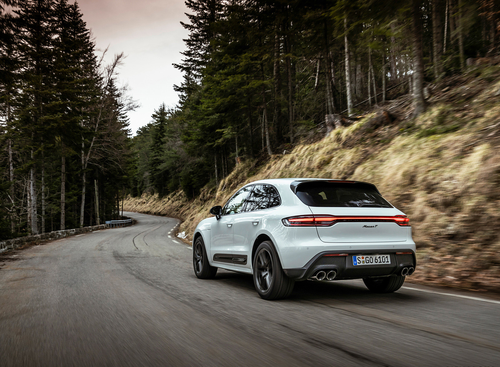 2023 Porsche Macan T (Color: Pure White) Rear Three-Quarter Wallpapers (15)