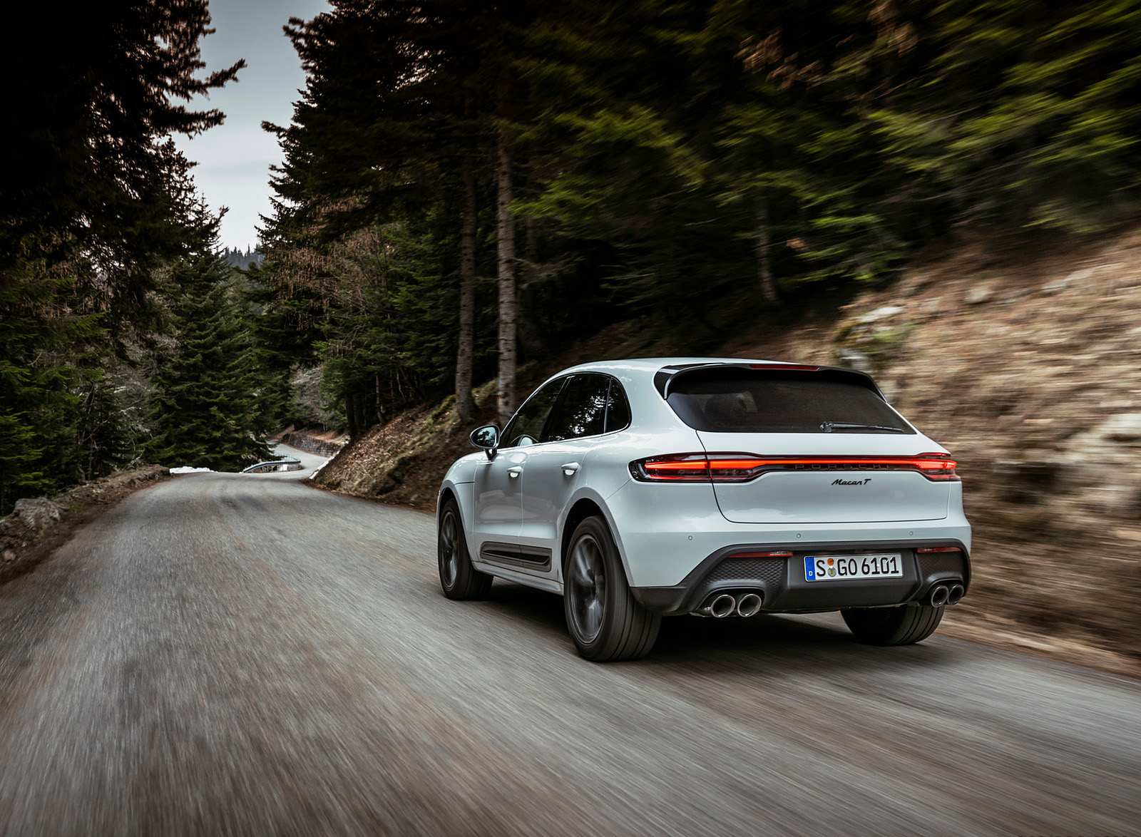 2023 Porsche Macan T (Color: Pure White) Rear Three-Quarter Wallpapers (5)