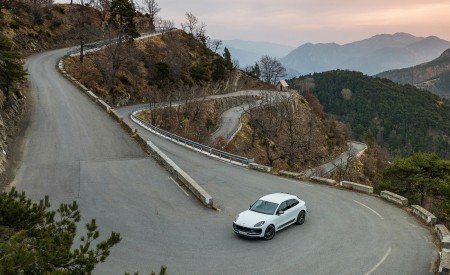 2023 Porsche Macan T (Color: Pure White) Top Wallpapers 450x275 (26)