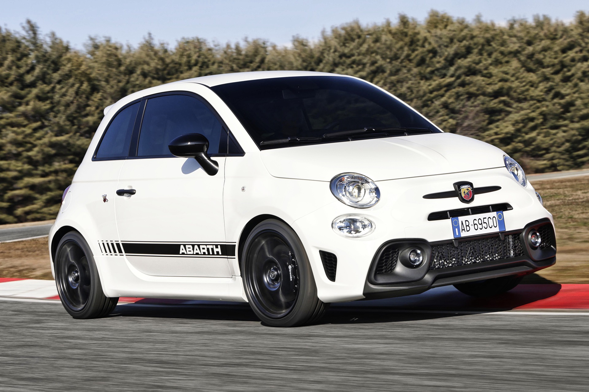 2022 Abarth 695 Competizione Front Three-Quarter Wallpapers (8)