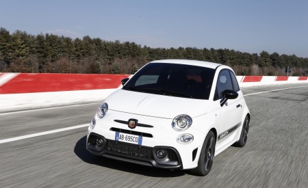 2022 Abarth 695 Competizione Front Three-Quarter Wallpapers 450x275 (2)