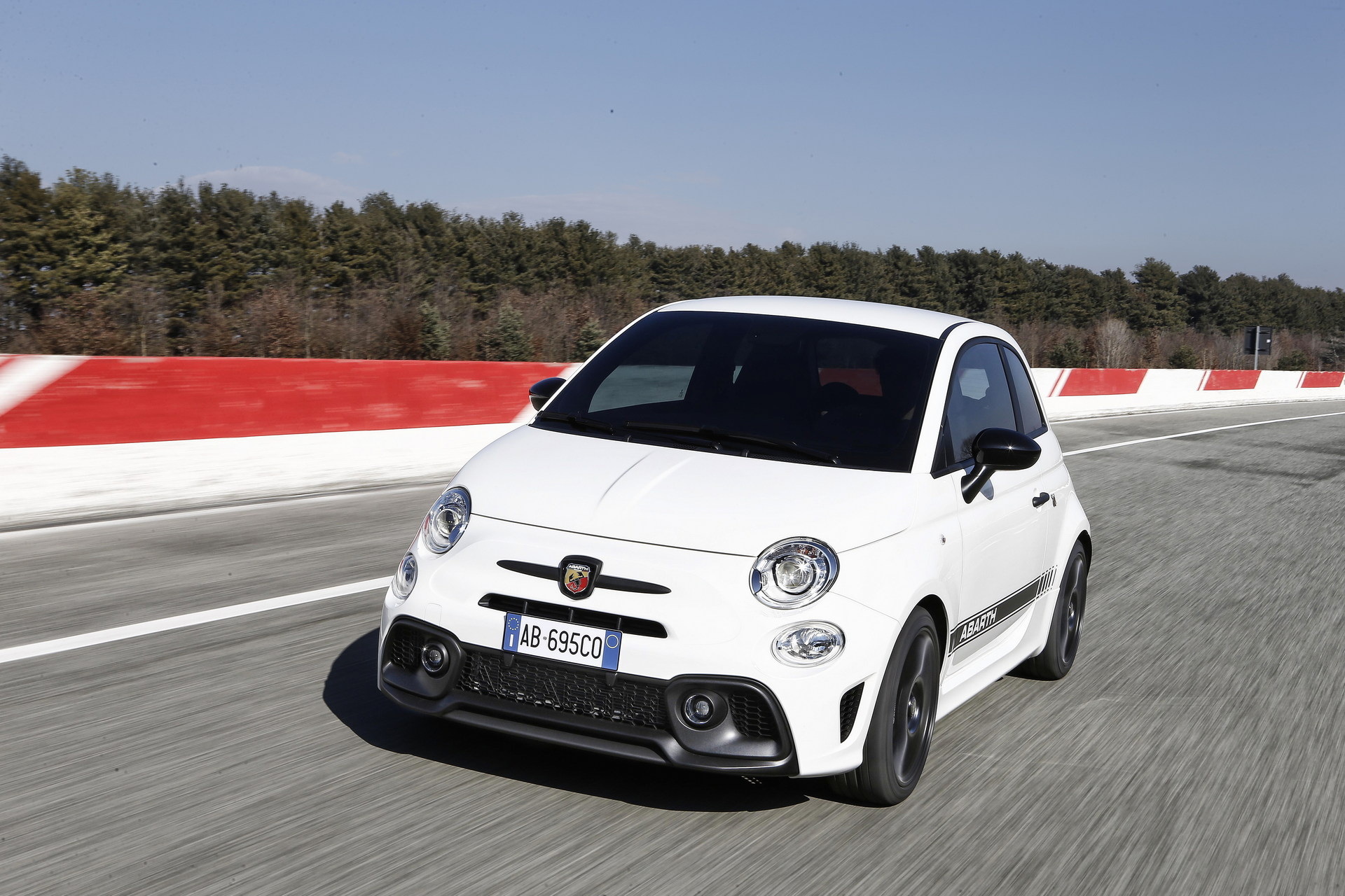 2022 Abarth 695 Competizione Front Three-Quarter Wallpapers (2)