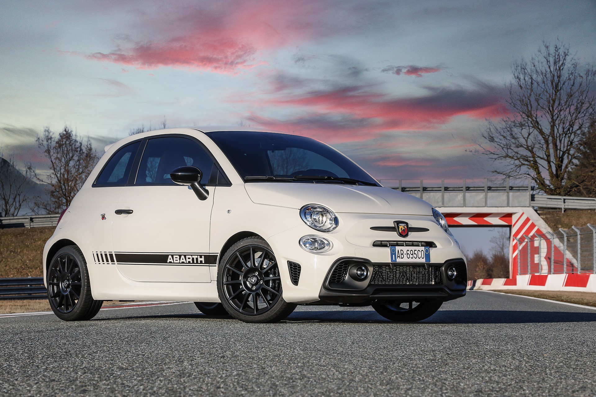 2022 Abarth 695 Competizione Front Three-Quarter Wallpapers (9)