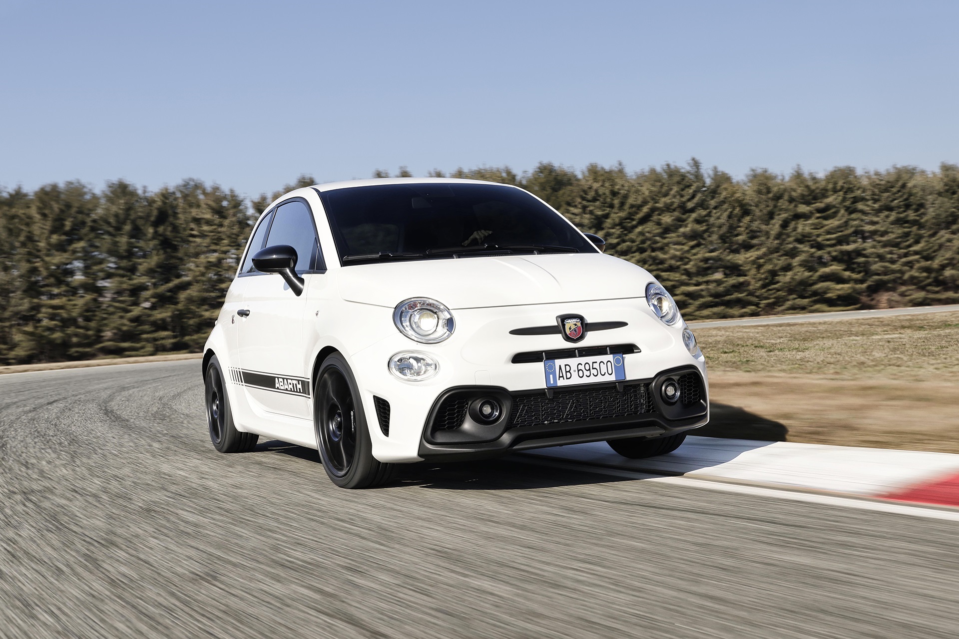 2022 Abarth 695 Competizione Front Three-Quarter Wallpapers (3)