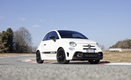 2022 Abarth 695 Competizione Front Three-Quarter Wallpapers 450x275 (10)