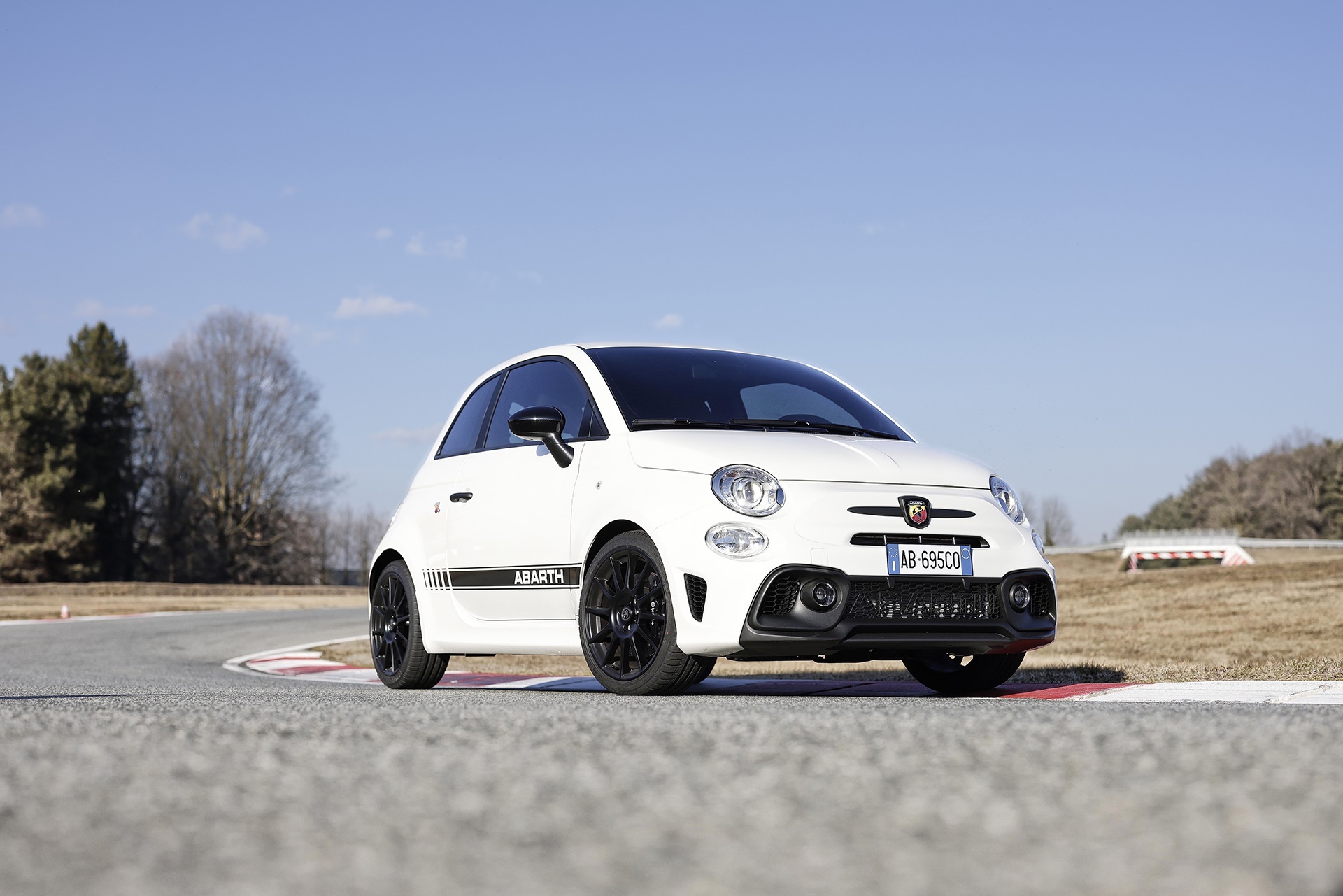 2022 Abarth 695 Competizione Front Three-Quarter Wallpapers (10)
