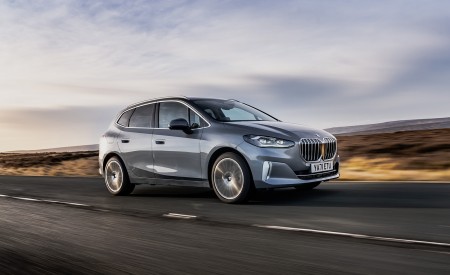 2022 BMW 2 Series 220i Active Tourer (UK-Spec) Front Three-Quarter Wallpapers 450x275 (43)