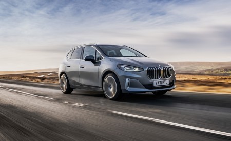 2022 BMW 2 Series 220i Active Tourer (UK-Spec) Front Three-Quarter Wallpapers 450x275 (44)