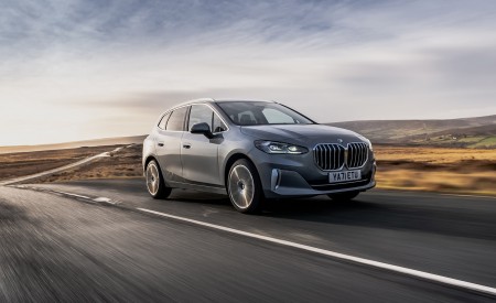 2022 BMW 2 Series 220i Active Tourer (UK-Spec) Front Three-Quarter Wallpapers 450x275 (45)