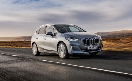 2022 BMW 2 Series 220i Active Tourer (UK-Spec) Front Three-Quarter Wallpapers 450x275 (46)