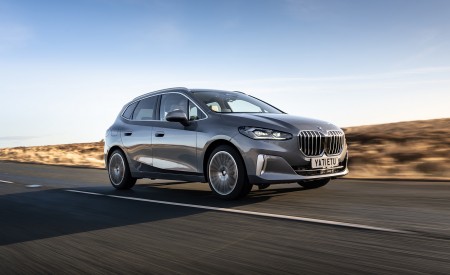 2022 BMW 2 Series 220i Active Tourer (UK-Spec) Front Three-Quarter Wallpapers 450x275 (47)