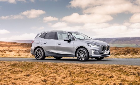 2022 BMW 2 Series 220i Active Tourer (UK-Spec) Front Three-Quarter Wallpapers 450x275 (54)