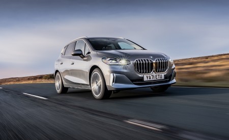 2022 BMW 2 Series 220i Active Tourer (UK-Spec) Front Three-Quarter Wallpapers 450x275 (49)