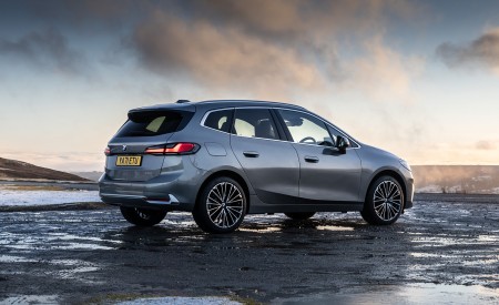 2022 BMW 2 Series 220i Active Tourer (UK-Spec) Rear Three-Quarter Wallpapers 450x275 (58)