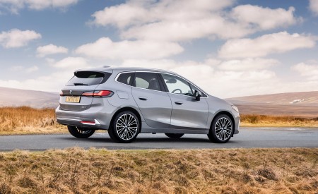 2022 BMW 2 Series 220i Active Tourer (UK-Spec) Rear Three-Quarter Wallpapers 450x275 (55)