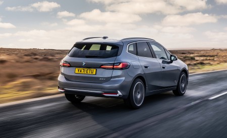 2022 BMW 2 Series 220i Active Tourer (UK-Spec) Rear Three-Quarter Wallpapers 450x275 (42)