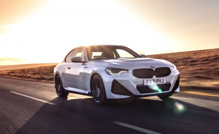 2022 BMW 2 Series 220i Coupé (UK-Spec) Front Three-Quarter Wallpapers 450x275 (42)