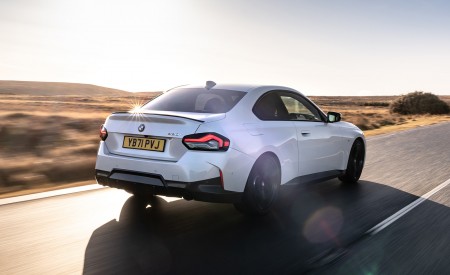 2022 BMW 2 Series 220i Coupé (UK-Spec) Rear Three-Quarter Wallpapers 450x275 (52)