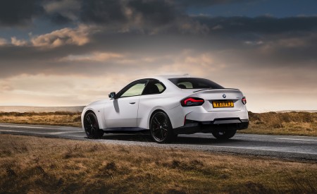 2022 BMW 2 Series 220i Coupé (UK-Spec) Rear Three-Quarter Wallpapers 450x275 (57)