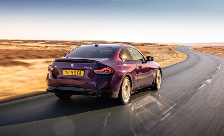 2022 BMW 2 Series M240i Coupé (UK-Spec) Rear Three-Quarter Wallpapers 450x275 (10)