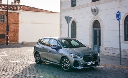 2022 BMW 230e Active Tourer Front Three-Quarter Wallpapers 450x275 (46)