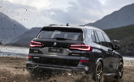 2022 BMW X5 xDrive40Li Rear Three-Quarter Wallpapers 450x275 (3)
